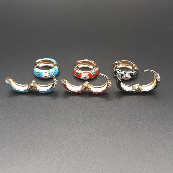 NWT 18K Gold Plated Red Blue Black Floral Flower Engraved Hoop Earrings - Picture 3 of 3